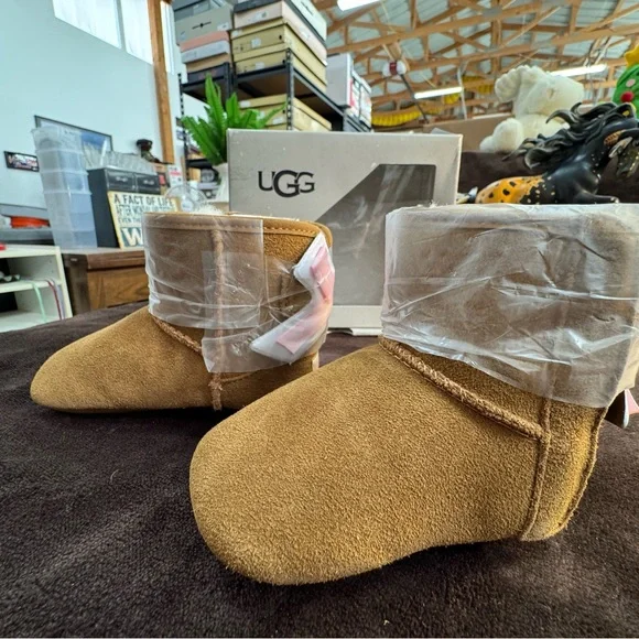 UGG Plush Kids Tan Boots size 4-6 months - Picture 6 of 11